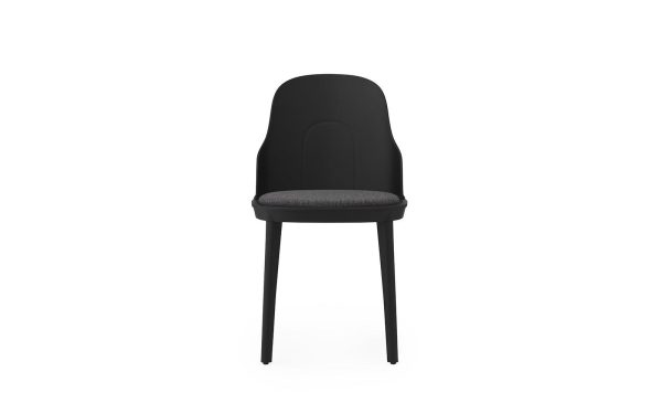 Et moderne NORMANN COPENHAGEN - Allez Stol med høj ryg og polstret gråt sæde, sat mod en almindelig hvid baggrund.