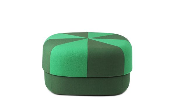 En moderne cirkulær skammel betrukket med skiftende nuancer af grønt stof, med et geometrisk mønster. NORMANN COPENHAGEN - Circus Puf Duo Stor er isoleret på en hvid baggrund.