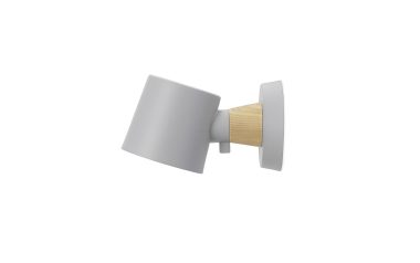 En 3D-gengivelse af en NORMANN COPENHAGEN - Rise Væglampe fastgjort til to matte grå metalblade, der danner et værktøj, der ligner en osteskærer, afbildet på en almindelig hvid baggrund.