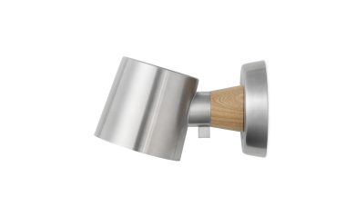 En moderne vægmonteret lampe med en NORMANN COPENHAGEN - Rise Væglampe lampeskærm og en træfod, isoleret på en hvid baggrund.