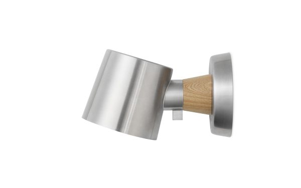 En moderne vægmonteret lampe med en NORMANN COPENHAGEN - Rise Væglampe lampeskærm og en træfod, isoleret på en hvid baggrund.