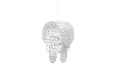 EN NORMANN COPENHAGEN - Superpose Lampe med et unikt, skulpturelt design med flere lag hvide perforerede metalplader, hængende fra en enkelt hvid ledning.