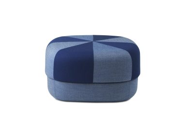 A NORMANN COPENHAGEN - Circus Puf Duo Stor med et geometrisk patchwork-design, isoleret på en hvid baggrund. nuancerne af blå spænder fra lys til mørk, hvilket skaber en visuelt struktureret overflade.