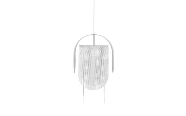 EN NORMANN COPENHAGEN Superpose Lampe med en cylindrisk form, med en perforeret metalskærm og ophængt af et enkelt tyndt kabel, mod en hvid baggrund.
