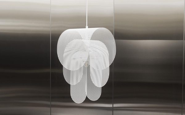 EN NORMANN COPENHAGEN - Superpose Lampe med et mesh-design bestående af flere indbyrdes forbundne cirkulære løkker, vist mod en grå gradient baggrund.