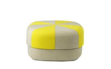 EN NORMANN COPENHAGEN - Circus Puf Duo Stor med segmenteret farvedesign, med skiftende paneler af levende gul og blød grå, sat mod en almindelig hvid baggrund.