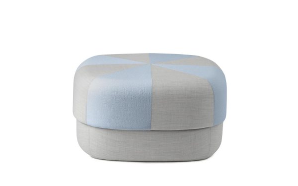 EN NORMANN COPENHAGEN - Circus Puf Duo Stor med et segmenteret topdesign med skiftende nuancer af blå og grå paneler, sat mod en almindelig hvid baggrund.
