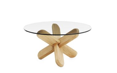 EN NORMANN COPENHAGEN - Ding Sofabord Ø75 med en unik base bestående af tre sammenlåsende træstykker, sat mod en ren, hvid baggrund.