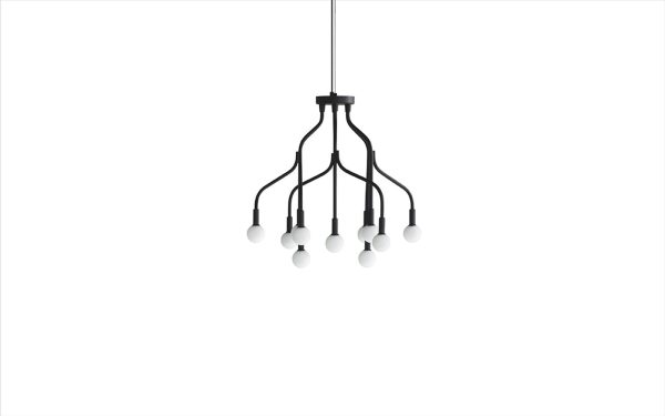 En minimalistisk lysekrone med en sort metalstruktur, der hænger fra et kabel, med flere arme, der strækker sig nedad, hver tippet med en simpel hvid pære. Perfekt til moderne interiørprojekter.