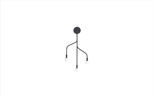 Moderne NORMANN COPENHAGEN - Vekst Væglampe med en central sort cirkulær beslag, der forgrener sig i tre arme, der hver ender i en hvid kugleformet pære, mod en almindelig hvid baggrund.