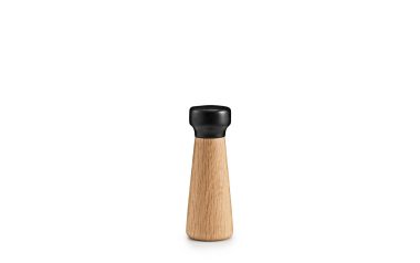 A NORMANN COPENHAGEN - Håndværk Peberkværn med en naturlig træ krop og en sort top, isoleret på en hvid baggrund.