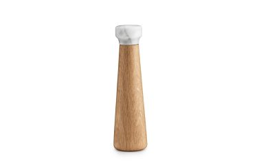 En elegant NORMANN COPENHAGEN - Craft Saltkværn med en glat, aflang krop og en kontrasterende hvid keramik top, stående oprejst på en almindelig hvid baggrund.