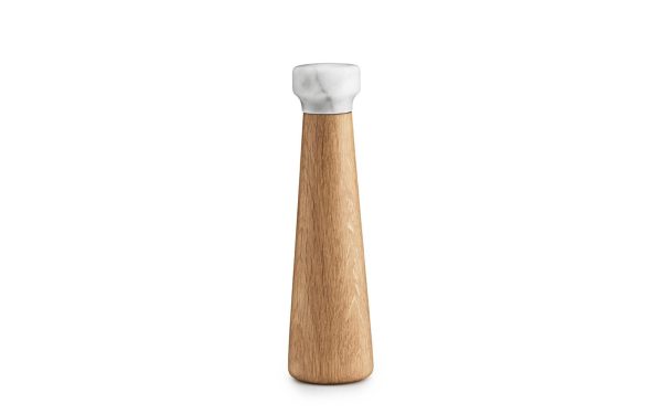 En elegant NORMANN COPENHAGEN - Craft Saltkværn med en glat, aflang krop og en kontrasterende hvid keramik top, stående oprejst på en almindelig hvid baggrund.
