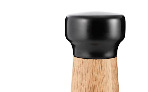 Nærbillede af et NORMANN COPENHAGEN - Craft Peberkværn håndtag med sort gummigreb, isoleret mod en hvid baggrund.