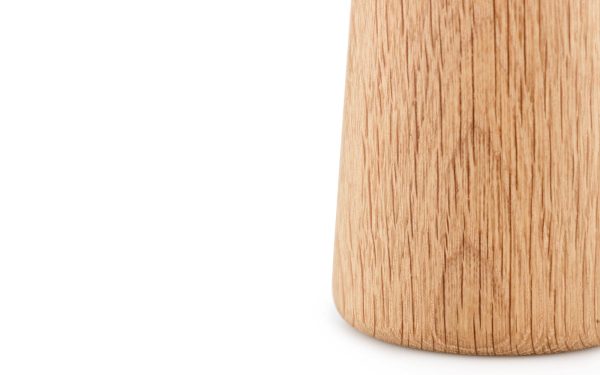 Nærbillede af en NORMANN COPENHAGEN - Craft Peberkværn med et detaljeret, naturligt kornmønster, placeret til venstre mod en skarp hvid baggrund.
