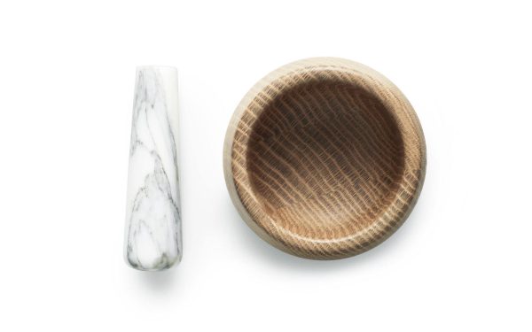 EN NORMANN COPENHAGEN - Craft Morter ligger ved siden af en træmørtel på hvid baggrund, set fra oven. mørtlen har et fremtrædende træåremønster, og støderen har årer, der er typiske for marmor.