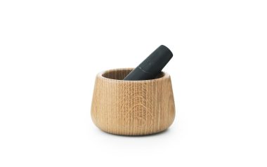 EN NORMANN COPENHAGEN - Craft Morter med en sort støder indeni, isoleret på en hvid baggrund.