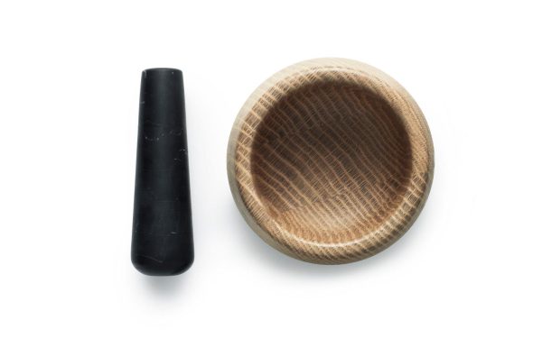 EN NORMANN COPENHAGEN - Craft Morter med et mønstret interiør ved siden af sin sorte hammer, begge isoleret på en hvid baggrund.