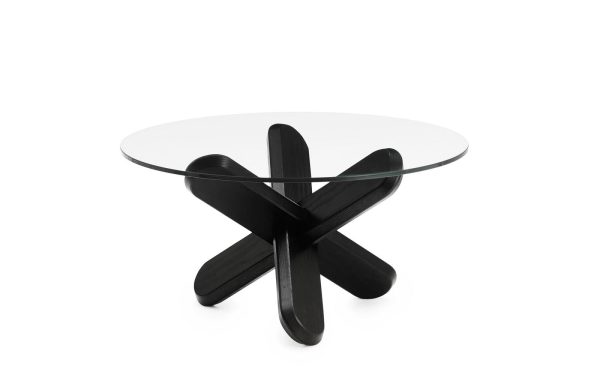 Et moderne rundt glasbord med en unik base med tre krydsende sorte trælameller, isoleret mod en almindelig hvid baggrund fra TomorrowsDesign.