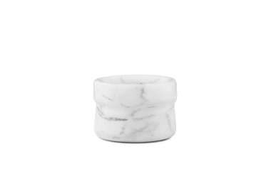 En cylindrisk NORMANN COPENHAGEN Craft Salt/Peber Kar beholder med grå årer, isoleret på en hvid baggrund.