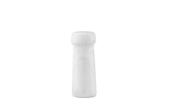 A NORMANN COPENHAGEN - Craft Saltbøsse, cylindrisk i form med en afrundet top, isoleret på en almindelig hvid baggrund.