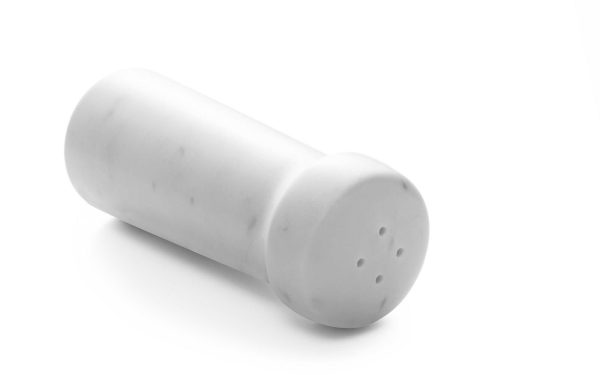 A NORMANN COPENHAGEN - Craft Saltbøsse med flere huller på toppen, liggende på siden på en hvid baggrund.