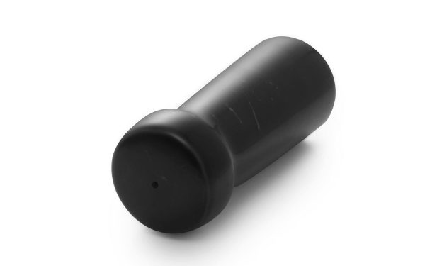 En sort cylindrisk beholder liggende vandret på hvid baggrund, med en lille synlig hætte i den ene ende - NORMANN COPENHAGEN Craft Peberbøsse.