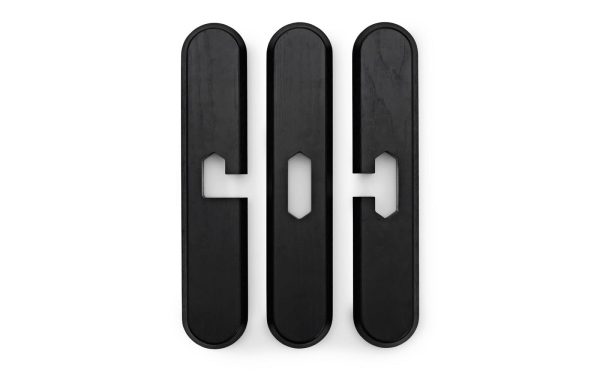 Tre sorte lodrette ellipsoide former med hvide udskårne mellemrum, arrangeret i en række og ligner et abstrakt design fra TomorrowsDesign, vist på en hvid baggrund.