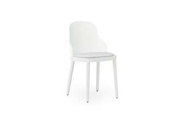 En moderne hvid NORMANN COPENHAGEN - Allez Stol med buet ryglæn og en lysegrå pude på hvid baggrund.