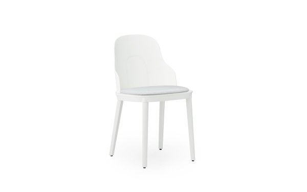 En moderne hvid NORMANN COPENHAGEN - Allez Stol med buet ryglæn og en lysegrå pude på hvid baggrund.