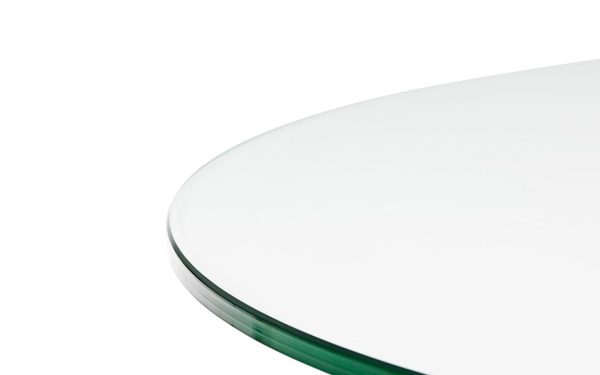 Nærbillede af et rundt glasbord med en klar kant, der viser en glat, blank hvid overflade mod en almindelig hvid baggrund med moderne design.