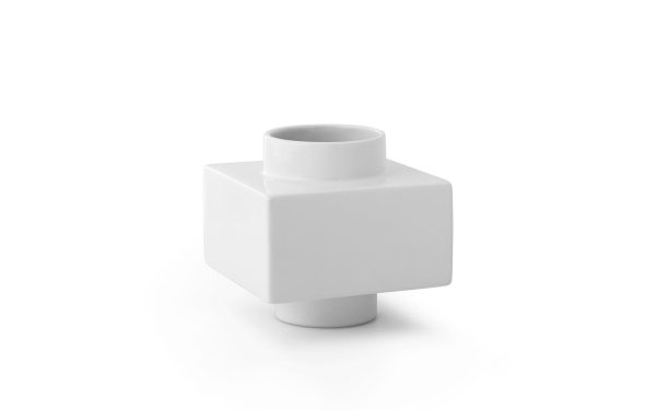 En hvid, firkantet NORMANN COPENHAGEN - Deko Object S4 med en cylindrisk hals og en mindre cylindrisk base, vist på en almindelig hvid baggrund.