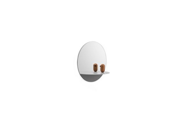 EN NORMANN COPENHAGEN - Horizon Spejl med en oval form og en lille cylindrisk hylde af træ, med en almindelig hvid baggrund. spejlet har en blød, usminket kontur, der understreger enkelt moderne design.