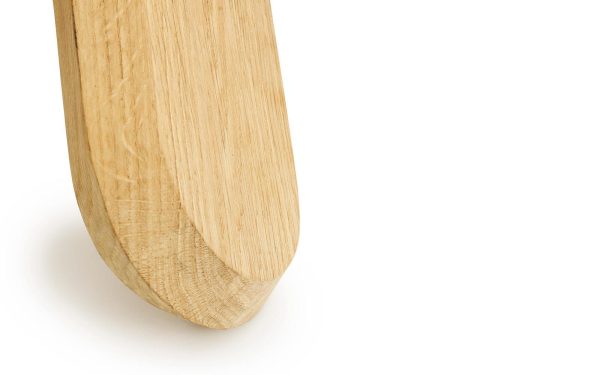 Et nærbillede af et skærebræt i træ med en afrundet kant, med detaljerede træfibre på en almindelig hvid baggrund, eksemplificerer TomorrowsDesign.