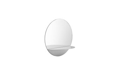 Et enkelt, moderne cirkulært vægspejl med en lille, rektangulær hylde fastgjort i bunden, alt på en almindelig hvid baggrund. NORMANN COPENHAGEN - Horizon Spejl