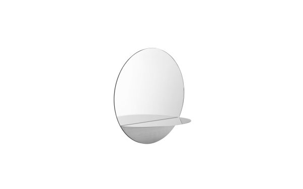 Et enkelt, moderne cirkulært vægspejl med en lille, rektangulær hylde fastgjort i bunden, alt på en almindelig hvid baggrund. NORMANN COPENHAGEN - Horizon Spejl