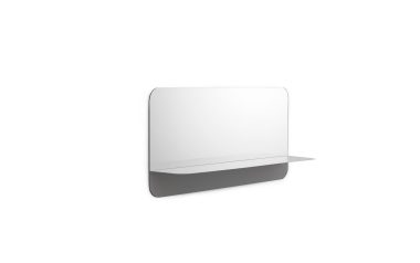 Et minimalistisk væghængt badeværelsesspejl med rektangulær form og en lille, integreret grå hylde på en almindelig hvid baggrund af NORMANN COPENHAGEN - Horizon Spejl.