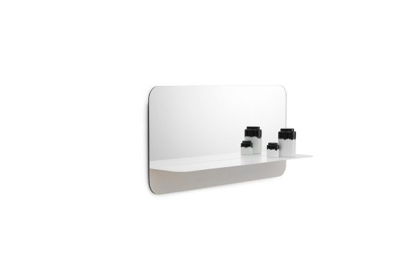 En minimalistisk hvid badeværelseshylde med spejl, NORMANN COPENHAGEN - Horizon Spejl, og tre dispenserflasker med sort top, sat mod en almindelig hvid baggrund.