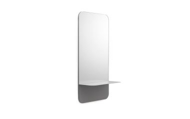 Et lodret, rektangulært NORMANN COPENHAGEN - Horizon Spejl spejl med afrundede hjørner og en lille, grå hylde i bunden, sat mod en almindelig hvid baggrund.