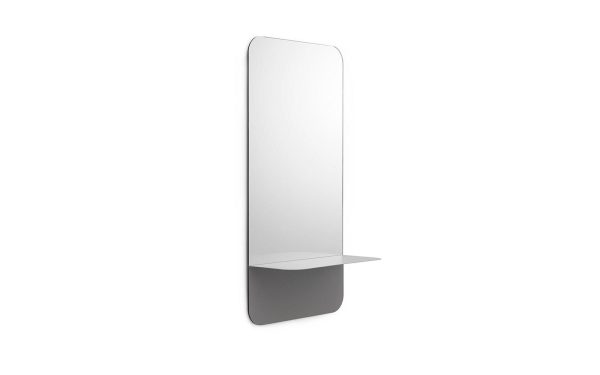 Et lodret, rektangulært NORMANN COPENHAGEN - Horizon Spejl spejl med afrundede hjørner og en lille, grå hylde i bunden, sat mod en almindelig hvid baggrund.