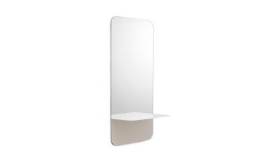 En moderne, fritstående NORMANN COPENHAGEN - Horizon Spejl med en afrundet top og en integreret halvcirkelhylde i bunden, sat mod en hvid baggrund.