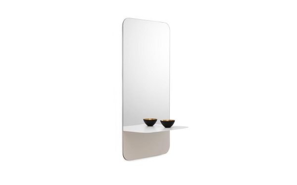Et moderne, gulvstående spejl med en afrundet top og en integreret halvcirkelformet hylde med to mørke skåle på. baggrunden er helt hvid, hvilket forstærker det minimalistiske design. NORMANN COPENHAGEN - Horizon Spejl