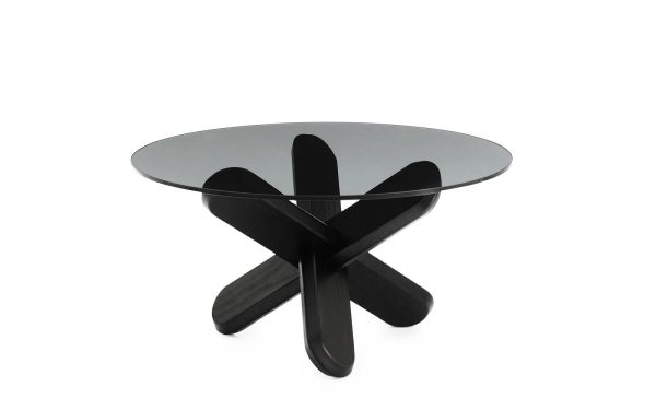 Rund glasbordplade hviler på en bund af tre krydsende sorte trælameller fra TomorrowsDesign, sat mod en ren hvid baggrund.