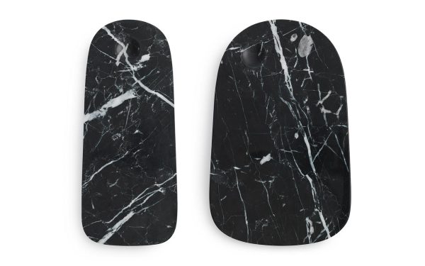 To NORMANN COPENHAGEN - Pebble Skærebræt skærebrætter med hvid årring, hver med forskellig form og et lille cirkulært håndtag på toppen, isoleret på en hvid baggrund.