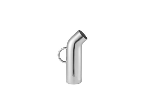En moderne, rustfri stål NORMANN COPENHAGEN - Pipe Kande med en slank, aflang tud og et sidehåndtag, isoleret på en hvid baggrund.