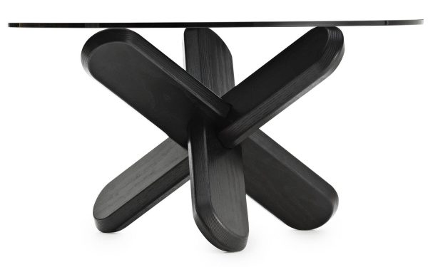 Et moderne bord med en klar glasplade og en markant sort base lavet af sammenflettede trælameller, isoleret på en hvid baggrund. Ideel til fans af TomorrowsDesign.