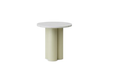 Et minimalistisk rundt bord med hvid bordplade og cremefarvet cylindrisk bund, isoleret på hvid baggrund, NORMANN COPENHAGEN - Dit Bord.