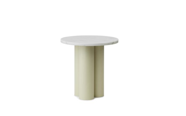 Et minimalistisk rundt bord med hvid bordplade og cremefarvet cylindrisk bund, isoleret på hvid baggrund, NORMANN COPENHAGEN - Dit Bord.