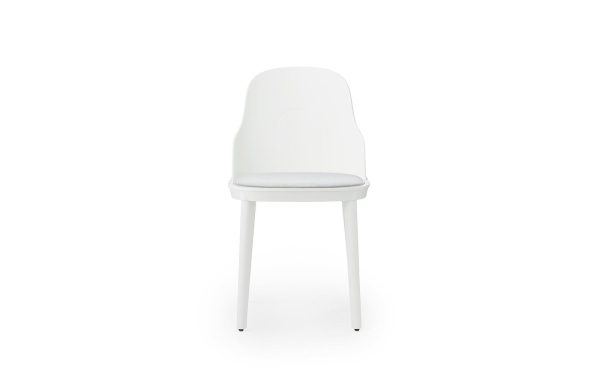 En moderne hvid NORMANN COPENHAGEN - Allez Stol med glat ryglæn og metalben, med en lysegrå sædehynde. stolen er isoleret på en almindelig hvid baggrund.