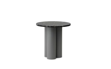 Et moderne piedestalbord med en rund sort marmorplade og en enkelt cylindrisk mørkegrå base, isoleret på en almindelig hvid baggrund. NORMANN COPENHAGEN - Dit Bord